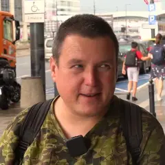 Bezdomny w drodze - Poruszająca historia walki o przetrwanie na polskich dworcach