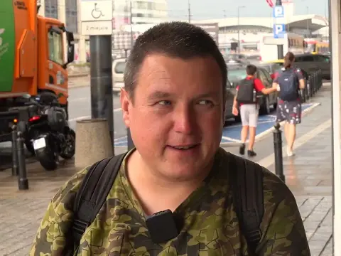 Bezdomny w drodze - Poruszająca historia walki o przetrwanie na polskich dworcach