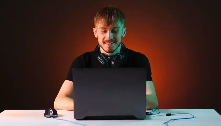Przesądy w grach online: szczęśliwe rytuały i pechowe nawyki